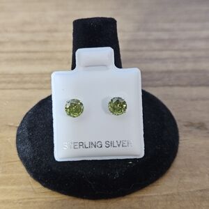 35. 925 Sterling Silver Peridot Earring